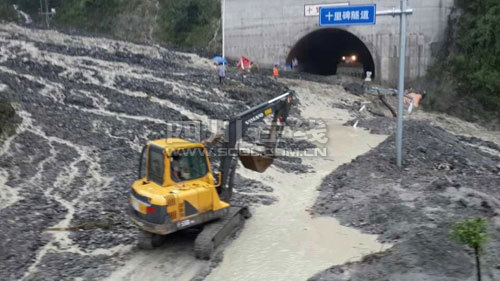 北川暴雨致老縣城全面被淹 通往關內(nèi)生命通道任禹路中斷