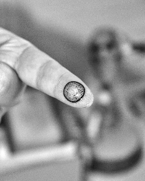 網(wǎng)傳美瞳片熔化致盲 經(jīng)實驗證明傳言不靠譜