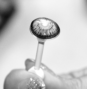 網(wǎng)傳美瞳片熔化致盲 經(jīng)實驗證明傳言不靠譜