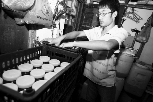 帳篷男孩鄭州賣(mài)蜂蜜掙學(xué)費(fèi) 市民6小時(shí)搶購(gòu)千余斤