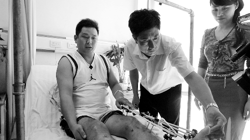 車禍中父子被困車內(nèi) 路人相救兒求先救父(圖)