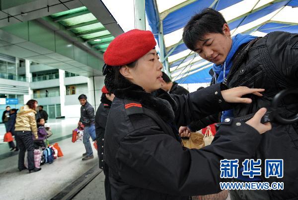 “三大難題”考驗(yàn)春運(yùn) 近29億人次能不能“走得動(dòng)”