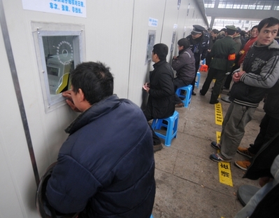 “彎腰撅臀買車票”引發(fā)口水無數 鐵路回應是國標
