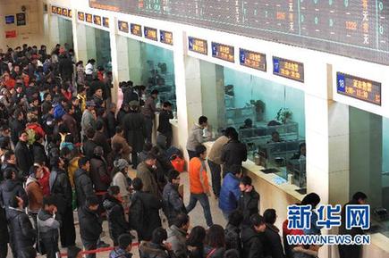 “彎腰撅臀買車票”引發(fā)口水無數 鐵路回應是國標
