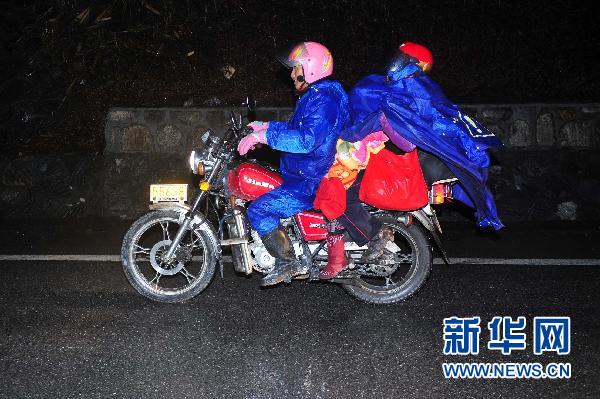農(nóng)民工“全副武裝”騎摩托車回家過年