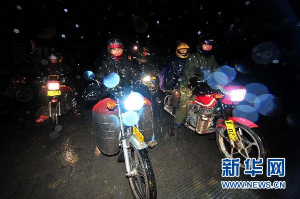 農(nóng)民工“全副武裝”騎摩托車回家過年