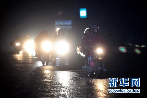 農(nóng)民工“全副武裝”騎摩托車回家過年