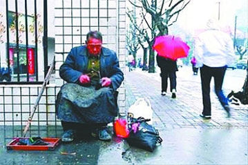 81歲修鞋老人在微博上走紅 網(wǎng)友欲組團(tuán)探訪(圖)