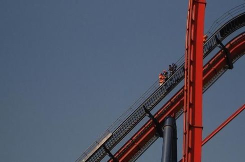 上海歡樂谷過山車突發(fā)故障 25名游客懸空半小時
