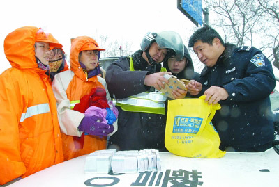 環(huán)衛(wèi)女工撿兩萬現(xiàn)金 風(fēng)雪中苦等失主三小時(shí)(圖)