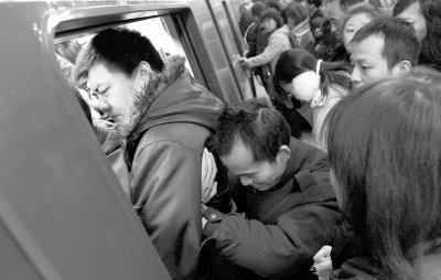 體驗(yàn)北京地鐵：人是怎么被擠成“照片”的(圖)