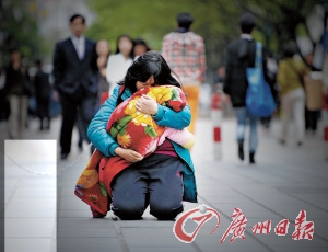 女兒患眼癌母求助 網(wǎng)友稱(chēng)跪行就捐事后卻不兌現(xiàn)