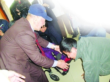 坐受十個響頭 老飛虎隊員在故鄉(xiāng)認(rèn)“戰(zhàn)友之子”