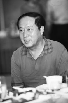 牛群低調(diào)退休:不后悔當(dāng)縣長(zhǎng)想早點(diǎn)抱孫子(圖)
