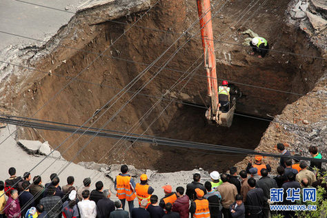 “住行安全”引關(guān)注：各地城市道路接連塌陷(組圖)