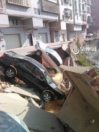 “住行安全”引關(guān)注：各地城市道路接連塌陷(組圖)