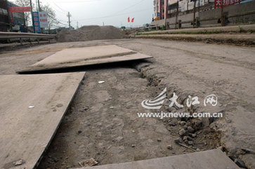 “住行安全”引關(guān)注：各地城市道路接連塌陷(組圖)