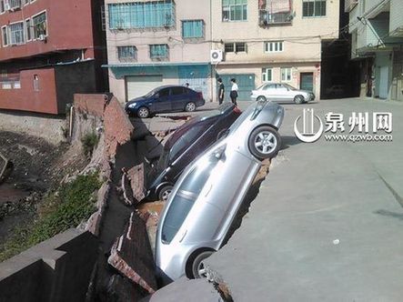 “住行安全”引關(guān)注：各地城市道路接連塌陷(組圖)