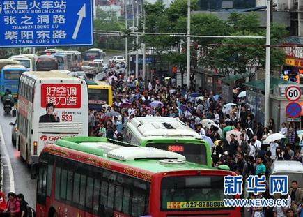 “這個(gè)五一有點(diǎn)堵”：直擊全國(guó)各地堵車(chē)實(shí)況