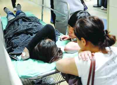 南京輕生女跳進(jìn)地鐵鐵軌 四節(jié)車廂駛過僅受輕傷