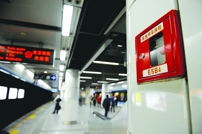 女孩跳地鐵站臺(tái)欲輕生 4節(jié)車廂滑過后生還