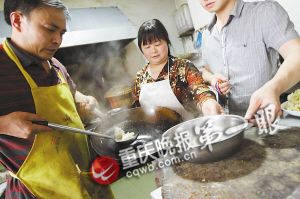 初中男生照顧拾荒老太13年 同學(xué)接力愛(ài)心馬拉松