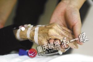 初中男生照顧拾荒老太13年 同學(xué)接力愛(ài)心馬拉松