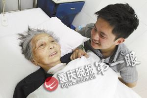 初中男生照顧拾荒老太13年 同學(xué)接力愛(ài)心馬拉松