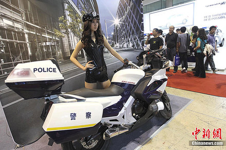 美女“警察”助陣中國國際警用裝備展（圖）