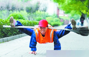 環(huán)衛(wèi)女工“耍掃帚”網(wǎng)絡躥紅 因錄制節(jié)目被辭退
