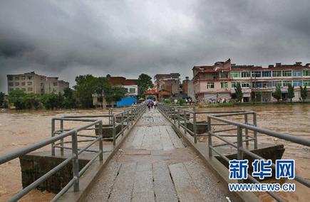 江西修水山洪暴發(fā) 救援人員緊急轉(zhuǎn)移被困群眾