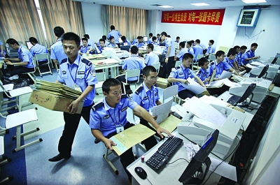 記者探訪高考閱卷“總部”：實(shí)拍試卷掃描現(xiàn)場(chǎng)