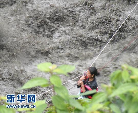 實(shí)拍：汶川映秀鎮(zhèn)泥石流沖毀橋梁