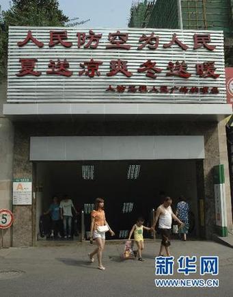 高溫天氣持續(xù) 重慶市民防空洞納涼