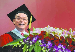 北大校長(zhǎng)引電影對(duì)白寄語(yǔ)畢業(yè)生 教授笑談棄北大上港大