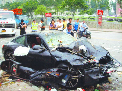 無牌保時(shí)捷凌晨撞飛環(huán)衛(wèi)工 肇事者坐車離開(圖)