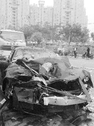 無(wú)牌保時(shí)捷凌晨撞飛環(huán)衛(wèi)工 肇事者坐車離開(圖)