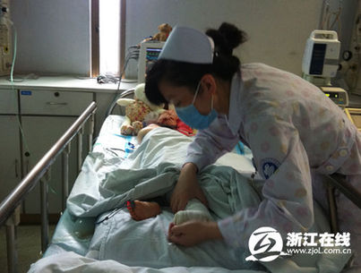 墜樓女孩妞妞醒了 會(huì)叫“爸爸媽媽”(圖)