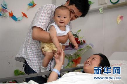 墜樓女孩妞妞醒了 會(huì)叫“爸爸媽媽”(圖)