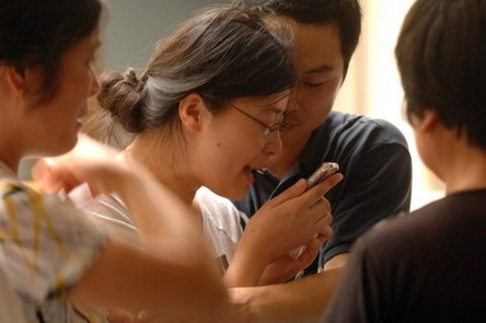 墜樓女孩妞妞醒了 會(huì)叫“爸爸媽媽”(圖)