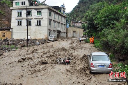 四川雅江暴雨引發(fā)泥石流 房屋受損停水停電