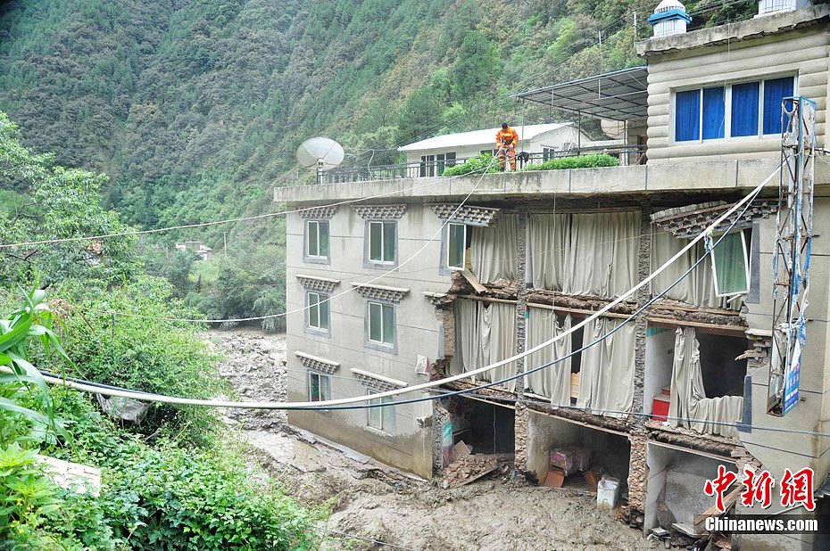 四川雅江暴雨引發(fā)泥石流 房屋受損停水停電