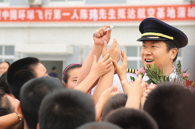 環(huán)球飛行的中國(guó)第一人：花百萬(wàn)美元購(gòu)買私人飛機(jī)(圖)