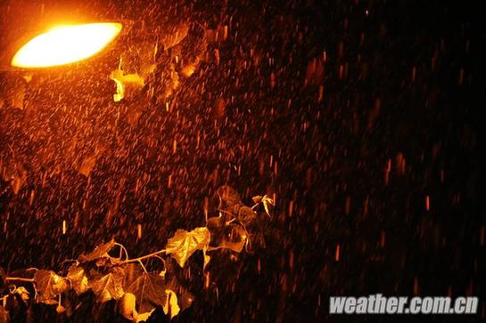 北京昨發(fā)今夏首個(gè)暴雨藍(lán)色預(yù)警 明日或中雨高溫驟降