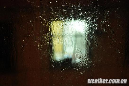 北京昨發(fā)今夏首個(gè)暴雨藍(lán)色預(yù)警 明日或中雨高溫驟降