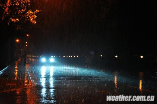 北京昨發(fā)今夏首個暴雨藍(lán)色預(yù)警 明日或中雨高溫驟降