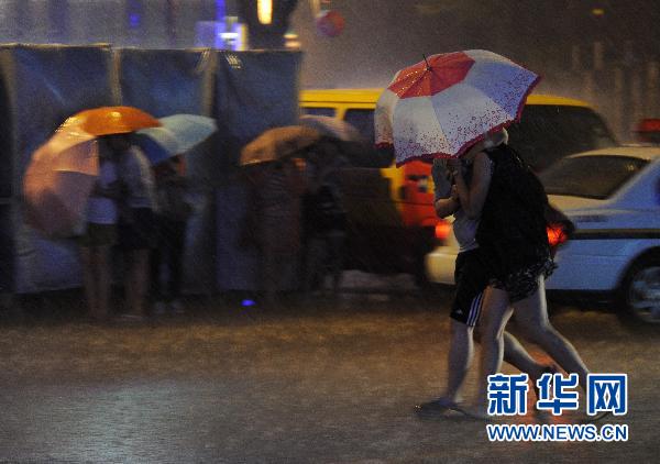 北京昨發(fā)今夏首個(gè)暴雨藍(lán)色預(yù)警 明日或中雨高溫驟降