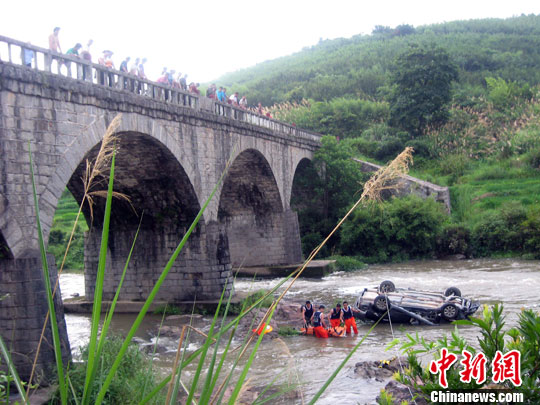 福建一汽車(chē)上演“空翻” 下落十余米墜入河中