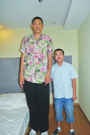 “中國第一巨人”身高2.46米 3張床并起才夠睡