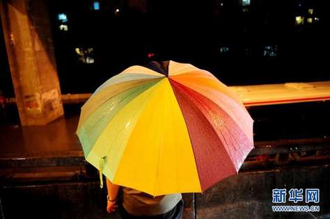 北京夜降暴雨 積水中勇現“淡定哥”(組圖)